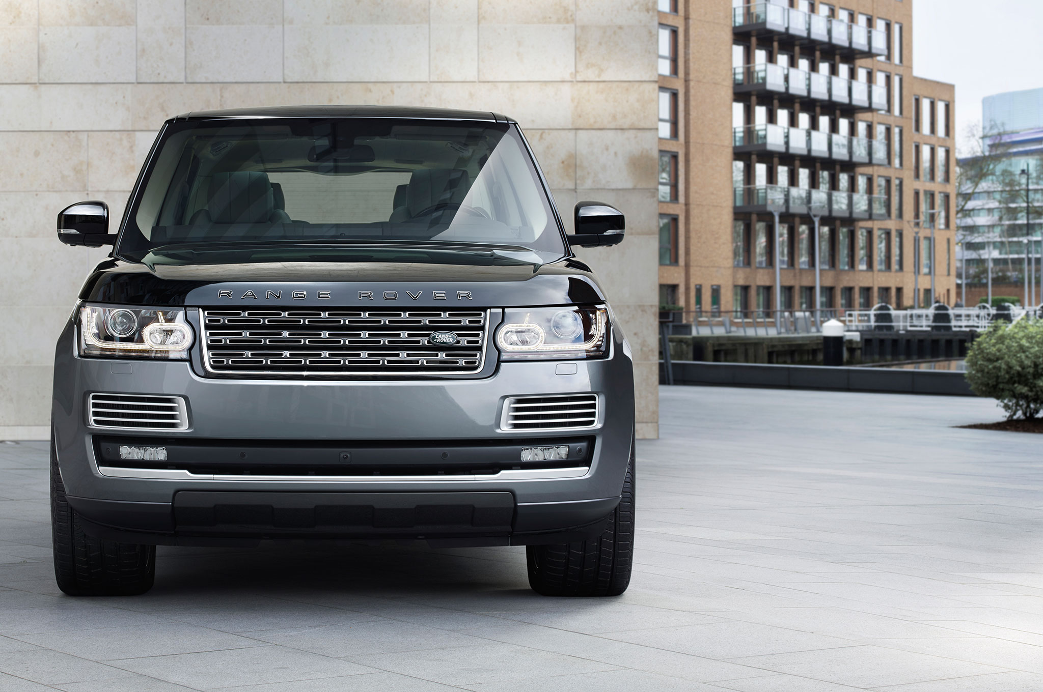 Comparison Land Rover Range Rover 2016 vs Toyota Fortuner 4x4 GX